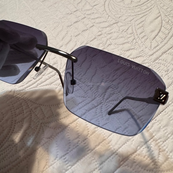 LV Color Tinted Shades - Picture 2 of 6